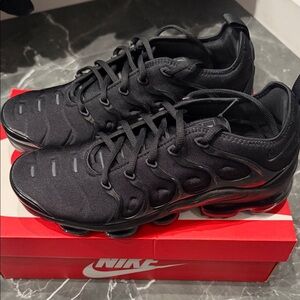 Nike Men's Triple Black Sneakers